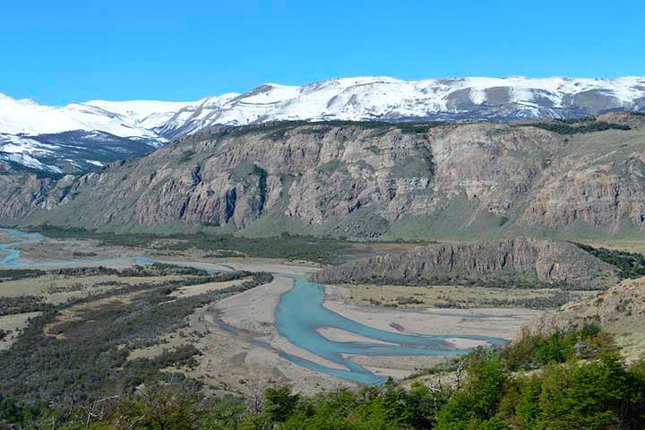“Temos essa água limpa que chega à vila e a usamos. Depois a enchemos com bactérias fecais”, afirmou à Bloomberg Maria Anière Martinez, da ONG Boana.
