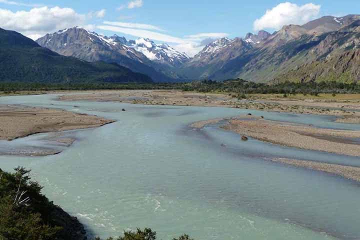 Segundo a agência de notícias Bloomberg, a vila de El Chaltén, no norte do Parque Nacional Los Glaciares, na província de Santa Cruz, tem sobrecarga no sistema de esgoto. 
