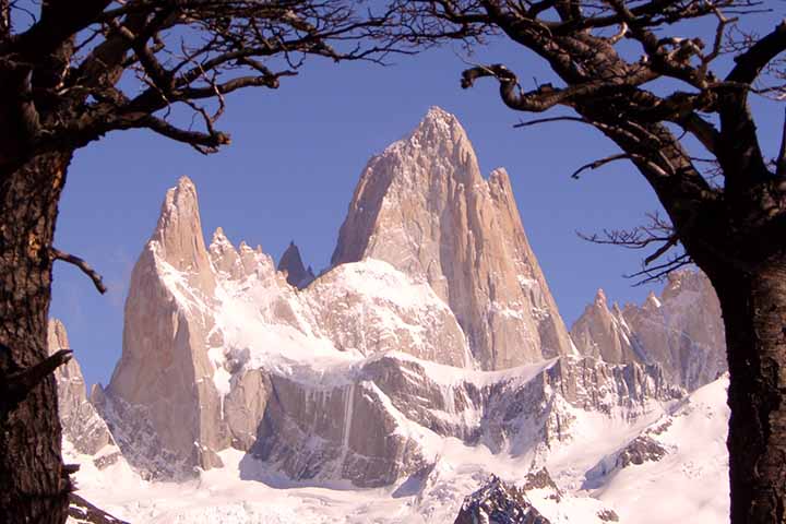 Alpinistas do mundo todo chegam à vila seduzidos pelo desafiador Monte Fitz Roy - também conhecido como Cerro Chaltén -, de 2.386 metros de altitude. 
