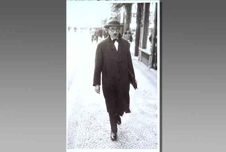 Em 1924, Pessoa fundou outra revista, “Athena”, onde voltou a fazer publicações como Álvaro de Campos, além de Alberto Caeiro e Ricardo Reis, outros dois heterônimos muito importantes em sua poesia. 

