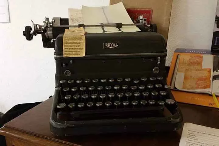 Os estudiosos tratam Bernardo Soares como semi-heterônimo, por não ter uma identidade totalmente apartada do autor. De acordo com Pessoa, a personalidade de Soares era uma “simples mutilação” da sua. 
