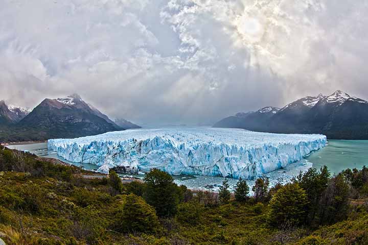 A Patagônia ocupa uma imensa área no extremo sul do continente, dividindo-se entre Argentina e Chile. Ela estende-se dos lagos andinos até o arquipélago da Terra do Fogo, com o cabo Horn no extremo sul. 

