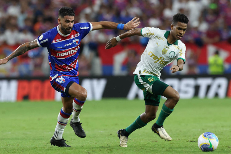 Brítez e Estêvão disputam lance no jogo Fortaleza x Palmeiras, no Castelão, pelo Campeonato Brasileiro Série A 2024