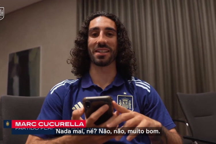 Cucurella se diverte com comparações com Roberto Carlos; veja