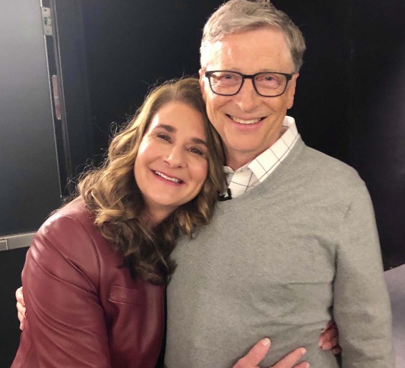 Bill e Melinda Gates também são conhecidos por seu compromisso com a filantropia pessoal, e frequentemente fazem doações significativas para organizações de caridade e causas importantes. Em 2010, criaram a  campanha The Giving Pledge, e convidaram outros bilionários a fazer doações.