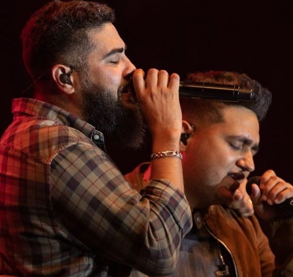 2º) Henrique e Juliano: Vidinha de Balada, Liberdade Provisória, A Maior Saudade, Na Hora da Raiva e Flor e o Beija-Flor são apenas alguns dos hits da dupla que ocupa o 2º lugar no ranking dos artistas mais ouvidos do Brasil nos últimos 10 anos.