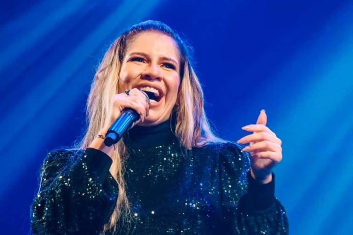 Antes de lançar seus primeiros trabalhos, Marília Mendonça já tinha escrito músicas para Wesley Safadão, Henrique e Juliano, Jorge e Mateus, Matheus e Kauan e Cristiano Araújo.