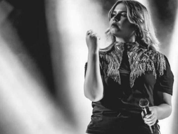 Tragicamente, Marília Mendonça faleceu em um acidente aéreo em novembro de 2021, aos 26 anos de idade. No entanto, seu legado musical continua vivo e ela ainda se mantém como uma das maiores artistas da geração.