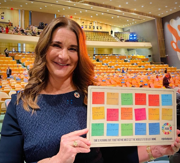 Em 2021, entretanto, o mundo se surpreendeu com o divórcio de Gates e Melinda depois de 27 anos de casamento. Ela se tornou uma das mulheres mais ricas após a transferência de pelo menos US$ 5,7 bilhões em ações de empresas para sua conta.