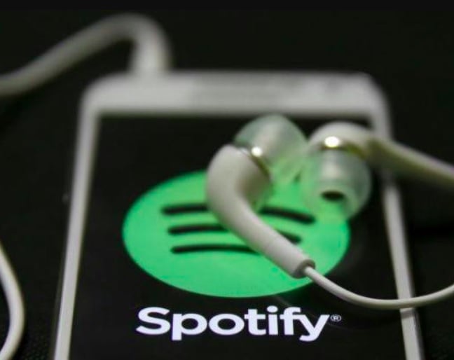 Em termos de número de assinantes, o Spotify é a maior plataforma de streaming do mundo atualmente, com mais de 180 milhões de usuários pagantes, segundo dados do fim de 2023. Confira agora quais foram os 10 artistas mais ouvidos no Brasil na última década!