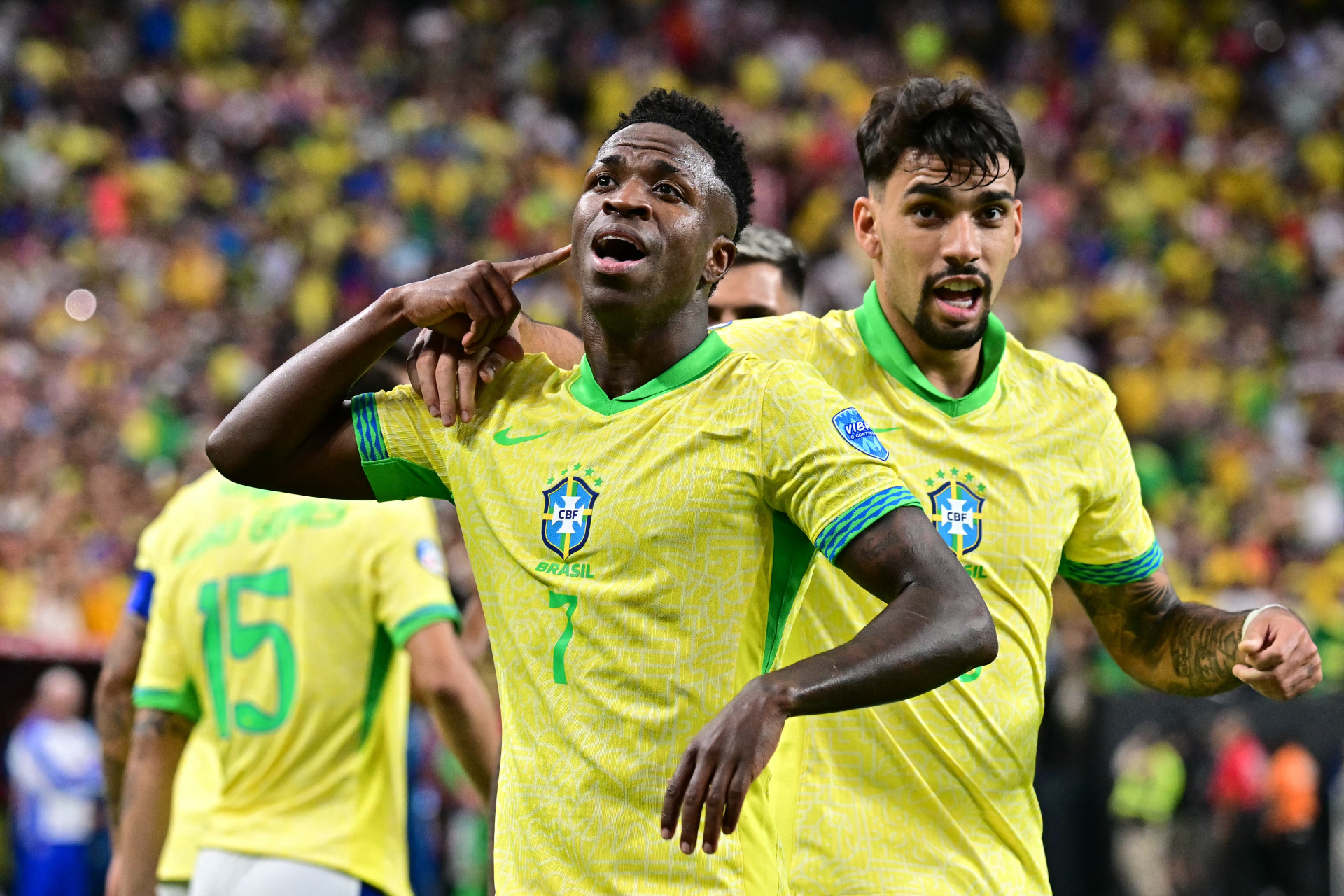 Vini Jr. comemora gol marcado pela Seleção diante do Paraguai (Foto: Frederic J. Brown/AFP)