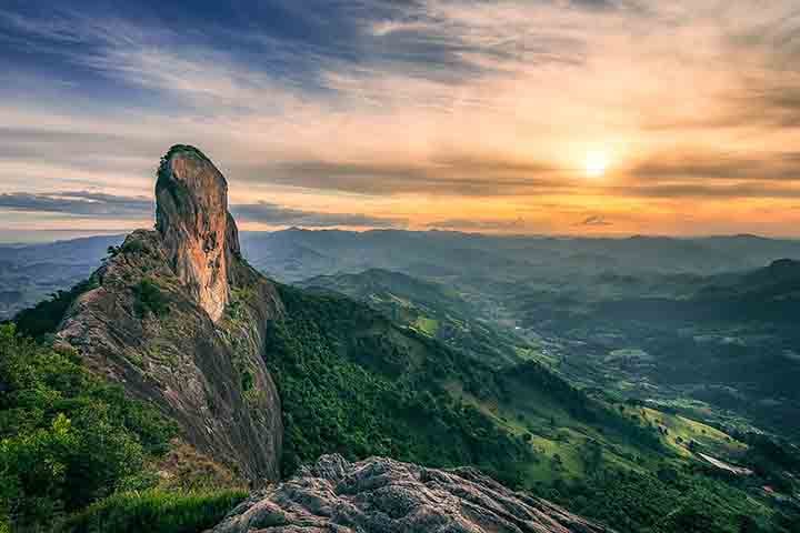 A cidade também é muito conhecida pela Pedra do Baú, que recebe diariamente visitantes para apreciar a vista de uma altitude de 1.950 metros. Ela, portanto, fica em uma unidade de preservação e apresenta um conjunto de rochas gnaissicas.