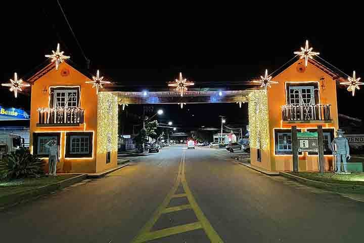 O visitante pode conhecer as plantações e tirar fotos das azeitonas ainda no pé, mesmo com a delicadeza do olival. Afinal, qualquer toque com a terra ou escolha errada do processo de maturação da azeitona pode comprometer o líquido.