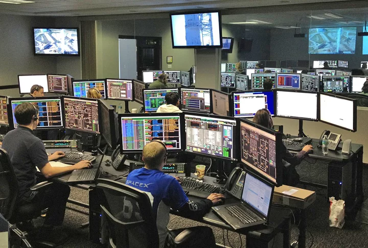 Ainda no assunto comunicação, é proibido acessar a Internet. A população em geral consegue, no máximo, usar a Intranet, uma rede de computadores interna e para lá de censurada, sem redes sociais, por exemplo. 