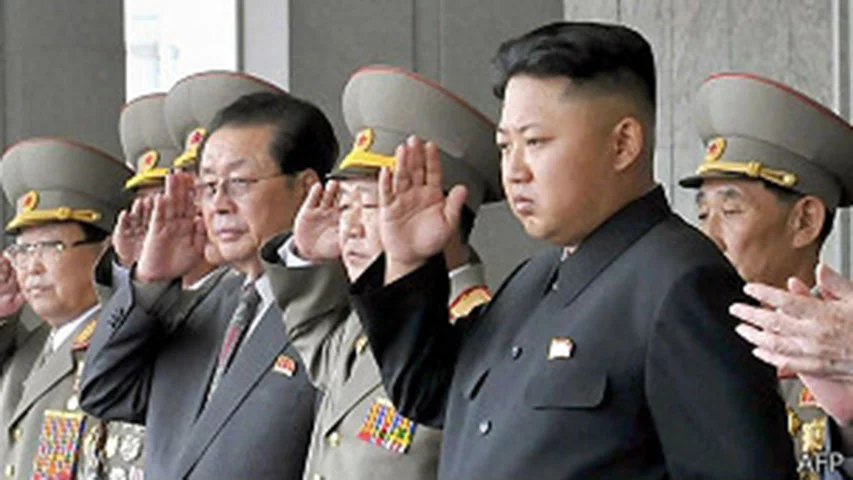 Como a Coreia é extremamente militarizada, outros países têm medo de invadir. É uma situação complicada de solucionar até porque muitos norte-coreanos parecem satisfeitos com o regime para lá de ditatorial, já que desconhecem o mundo externo. 