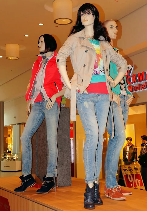 A Coreia do Norte proibiu calça jeans, piercings e tintas para cabelo. Tatuagens até são aceitas, mas precisam ter um propósito aceito pelo governo. 