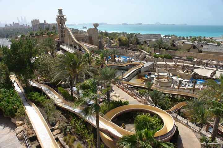 8º - Jumeirah Sceirah: Localizado em Dubai, no parque aquático Wild Wadi, possui um tipo de inclinação de alçapão. A altura é de 32 metros e a velocidade brusca é de 80 km/h.