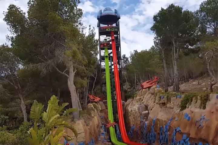 Tecnicamente quebrou o recorde anterior, que era ostentado por King Khajuna, por ser o mais alto toboágua de queda livre na Europa, embora esta inclinação utilize um começo de alçapão.