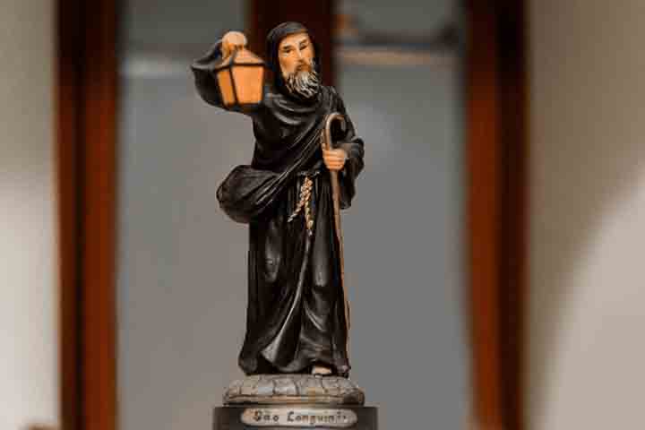 São Longuinho - Muitos brasileiros já fizeram a curta prece ao perder um objeto: “São Longuinho, São Longuinho, se eu achar ‘tal coisa’ dou três pulinhos”. 
