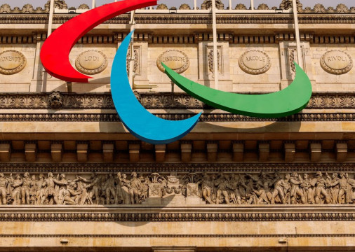 Arco do Triunfo exibe símbolo paralímpico a 2 meses dos Jogos de Paris