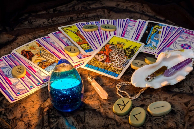 O tarot é uma prática que ajuda no autoconhecimento (Imagem: LunarVogel | Shutterstock) 