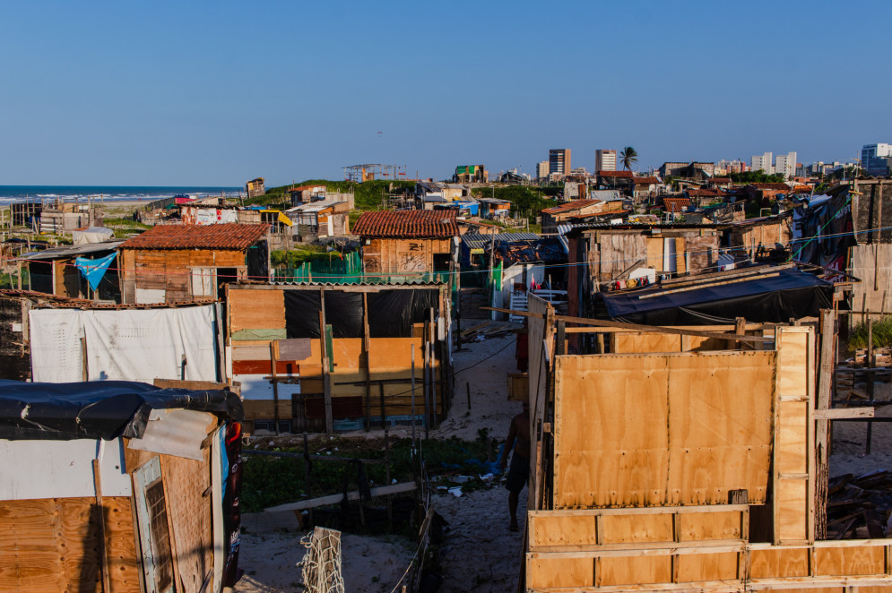 226 fam&iacute;lias permanecem na &aacute;rea da Dessal, na Praia do Futuro (Foto: FERNANDA BARROS)