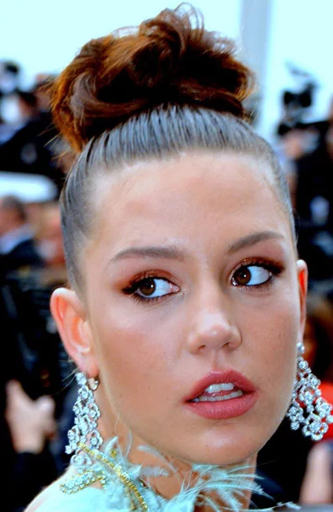 ADÈLE EXARCHOPOULOS - Nascida em Paris, em 22/11/1993, tem ascendência grega. Começou a carreira ainda na infância, aos 8 anos. Em 2014, aos 11 anos, recebeu o prêmio César de Atriz Revelação, pela atuação em La Vie d'Adèle. Pelo mesmo filme, ganhou a Palma de Ouro em Cannes (junto com Léa Seydoux).