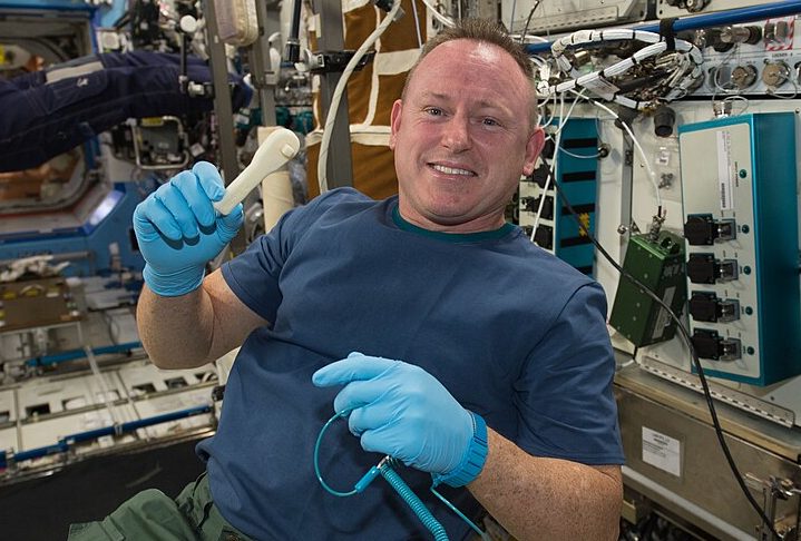 Em 2014, ele fez parte da Expedição 41, que explorou a composição de meteoros e as alterações musculares e ósseas causadas pelo espaço. 