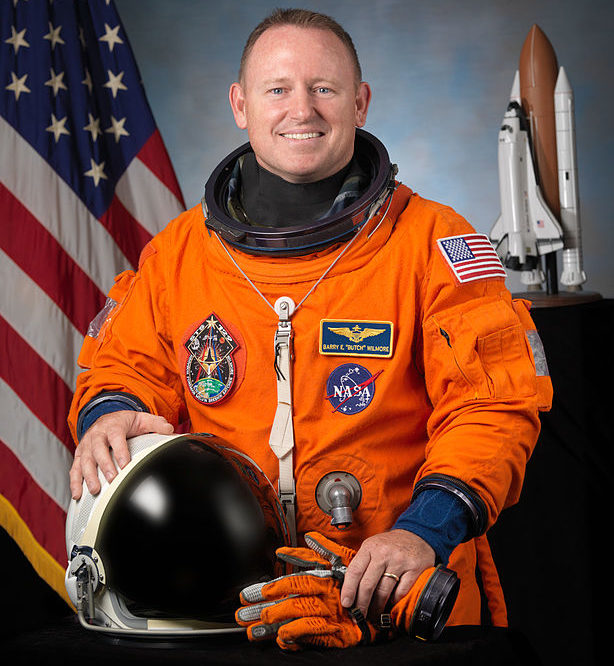 Natural do Teennesse (EUA), Barry Wilmore, um dos astronautas presos, é capitão aposentado da Marinha americana. Ele tem 61 anos.