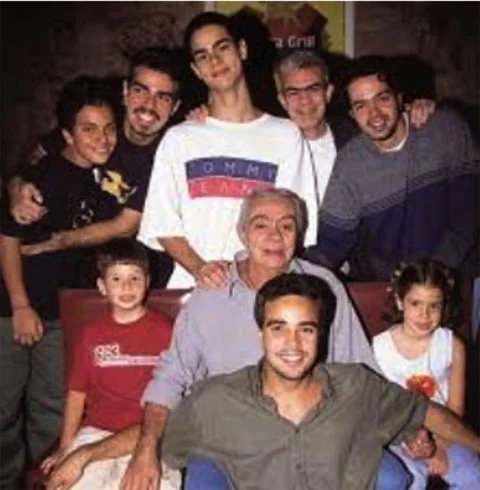 Chico Anysio - O humorista cearense, um dos maiores talentos do país, morto aos 80 anos em 2012, teve 8 filhos, de 5 mulheres (um deles, o ator André Lucas, adotivo). Os atores Bruno Mazzeo, Nizo Neto e Lug de Paula também se dedicam ao humor na televisão. 