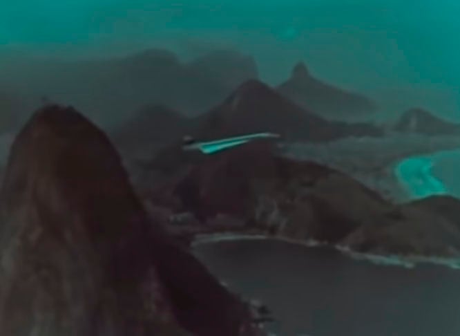 O avião supersônico cruzou o Atlântico pela primeira vez em 1971 para um tour, que incluía contato comercial com a Varig, no Brasil. Sobrevoou o Rio de janeiro, chamando atenção dos cariocas. 