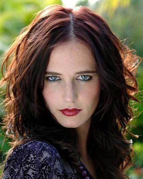 EVA GREEN  - Nascida em Paris, em 6/7/1980, é atriz e modelo. Começou a carreira em 2001 e ficou conhecida ao interpretar Vanessa Inves na série Penny Dreadful. Ganhou destaque como Vesper em 007 Cassino Royale (2006), quando recebeu o prêmio Bafta de Atriz em Ascensão.