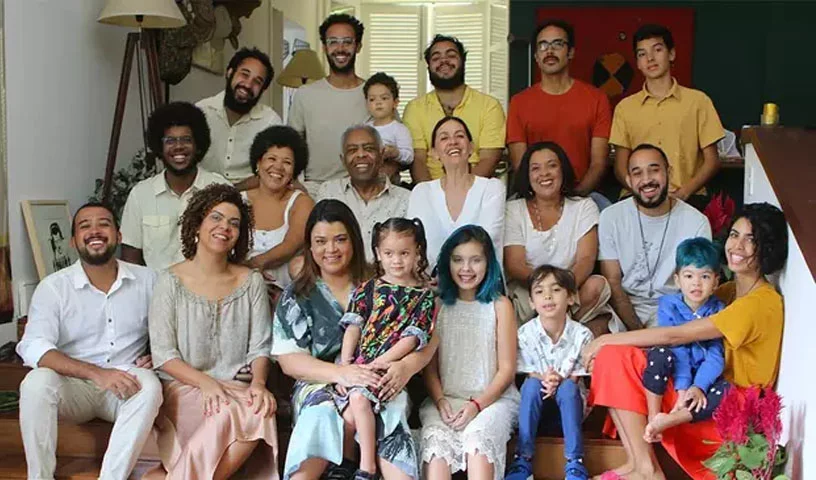 Gilberto Gil - O cantor baiano tem 8 filhos. Está no quarto casamento. Só não teve filhos com a cantora Nana Caymmi. Com a atual mulher, Flora, tem 3 filhos. A cantora Preta Gil é filha de Gil com Sandra Gadelha. 