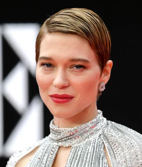 LÉA SEYDOUX -  Nascida em Paris em 1/7/1985, dividiu a Palma de Ouro em Cannes (2013) por La Vie d'Adèlecom a atriz Adèle Exarchopoulos. Pela 1ª vez no festival, atrizes ganharam o prêmio junto com o diretor.  Léa atuou em Bastardos Inglórios, Meia-Noite em Paris e no último 007 Sem Tempo para Morrer (2021). 