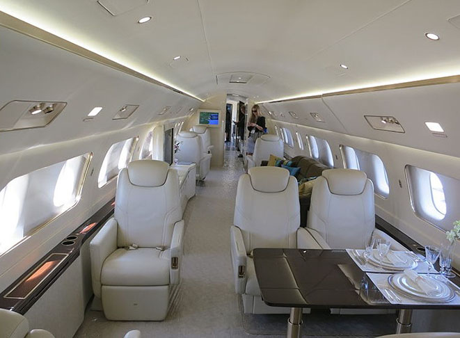 Lineage 1000 - 900 km/h - No Brasil,  este jato executivo fabricado pela Embraer leva até 19 passageiros. Lançado em 2006, tem salas de estar, zona de descanso privativa e opção de instalação de ducha. 