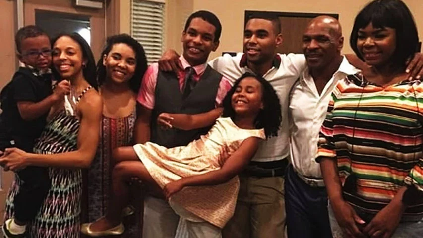 Mike Tyson - O pugilista americano, considerado um dos maiores da história, tem 6 filhos. É famoso também por excentricidades, como fumar veneno de sapo, esconder fãs no vestiário para sexo antes das lutas e morder a orelha do rival Evander Holyfield. Chegou a falir por gastar todo o dinheiro. 