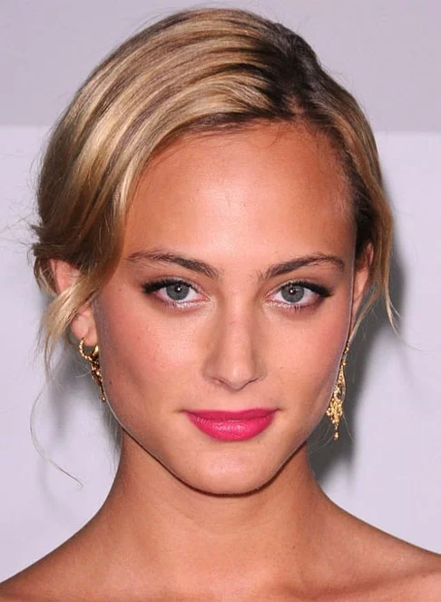 NORA ARNEZEDER - Nascida em Paris EM 8/5/1989,  seu primeiro papel de peso no cinema foi em Paris 36 (2008). Ela cantou Loin de Paname, indicada ao Oscar de Melhor Canção Original. Em 2009, ela foi o rosto da fragrância L'Idylle da marca Guerlain. Passou a fazer também televisão em 2014, na série Zoo.