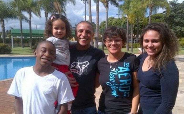 Roberto Carlos - O ex-jogador de futebol, lateral-esquerdo da Seleção Brasileira nas Copas de 1998, 2002 (pentacampeão) e 2006, é paulista com dupla nacionalidade espanhola, e tem 11 filhos (um deles, adotivo). Dois são com Barbara Thuler, que o acusa de atraso na pensão (o que Roberto Carlos nega). 