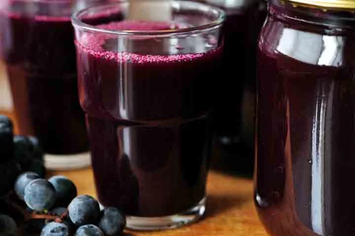 Em uma alimentação saudável, as frutas são essenciais por serem fontes de vitaminas, minerais, fibras e antioxidantes. Entre elas, está a uva, que pode formar um suco natural, fornecer energia e prevenir o indivíduo de doenças. Confira, então, os benefícios do suco de uva, que pode ser uma excelente pedida pra sua dieta.