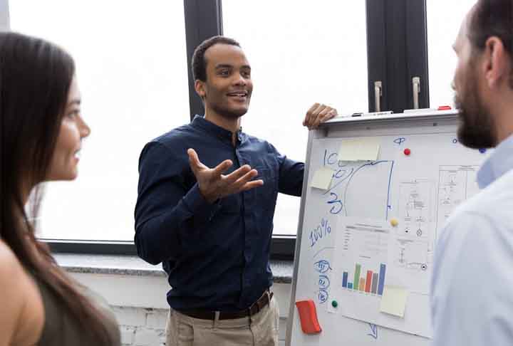 13. Gestor de treinamento de varejo: Responsável pela padronização do atendimento ao cliente em redes de varejo, esse profissional destaca-se pela formação em Administração de Empresas e Recursos Humanos.