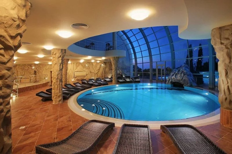 Alguns bunkers têm bares, restaurantes, capela, piscinas e até cinema, enquanto outros, chamados de individuais, podem ter pista de boliche, spa, portas resistentes a balas e uma saída de caverna motorizada.