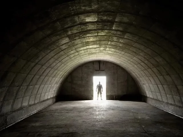 Geralmente em locais isolados e remotos, os bunkers protegeriam o que os donos  chamam de O Evento (catástrofes ambientais, sociais, de saúde pública e até tecnológica com robôs dominando o planeta).