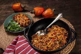 O caju também pode ser utilizado em pratos salgados, no lugar das tradicionais carnes de animais. Isso acontece em virtude da textura semelhante e por ser rico em vitaminas e ter baixo índice de caloria. É uma ótima opção para veganos e vegetarianos, que optaram por retirar o consumo de carne de suas vidas. 