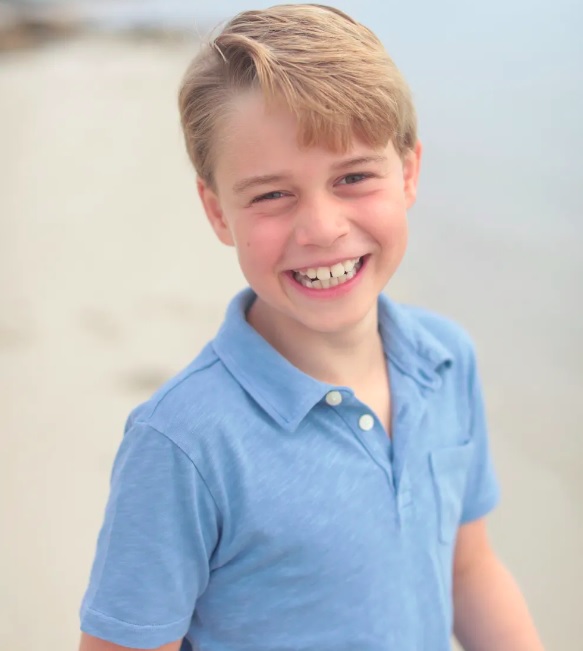 Atualmente com 10 anos, ocupa o papel de herdeiro aparente, ocupando a posição que seu pai já desempenhou durante o reinado da Rainha Elizabeth II.