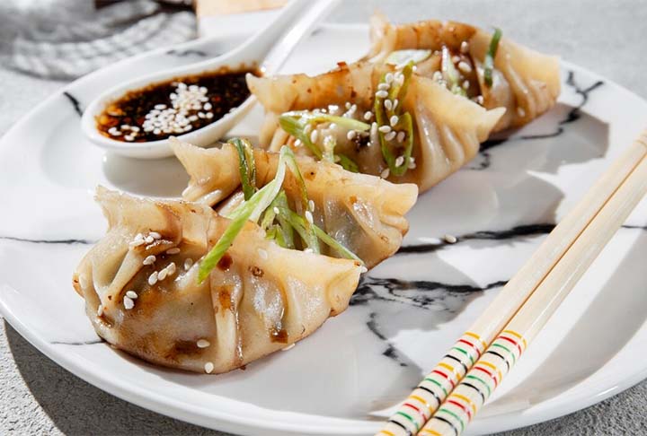 Guioza: tipo de dumpling, “bolinho em inglês”, comumente consumido na  China e em outras partes da Ásia Oriental. Parece um pastelzinho fino vaporizado e recheado com carne moída de porco e/ou vegetais, servido com molho shoyu e óleo de gergelim.