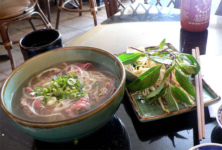 Pho: este prato representativo da gastronomia vietnamita trata-se de uma espécie de caldo claro, porém de sabor intenso, feito com ossos de boi, rabo de boi, carne, cebola e especiarias. É servido com macarrão de arroz e fatias finas de carne bovina crua, cebola roxa e folhas de louro.