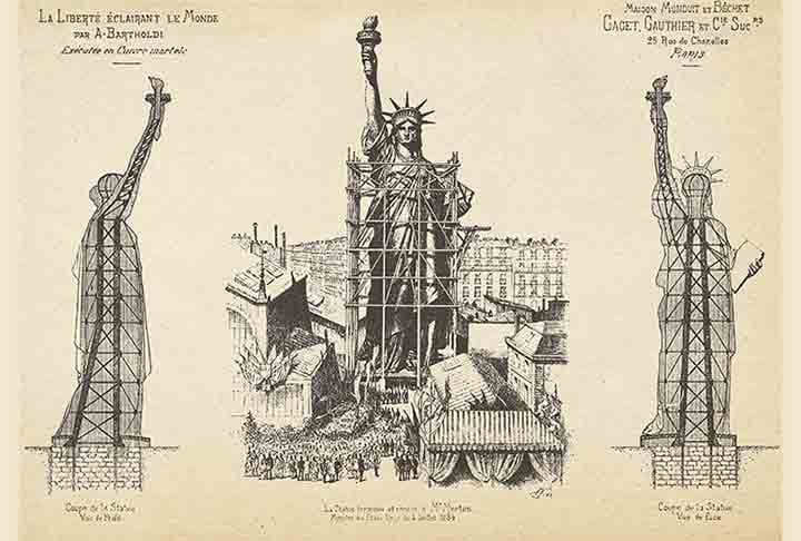 A estátua, portanto, foi construída em Paris no verão de 1884, A figura feminina usando um robe e com um dos braços erguidos segurando uma tocha chegou à sua nova casa em 17 de junho de 1885. 