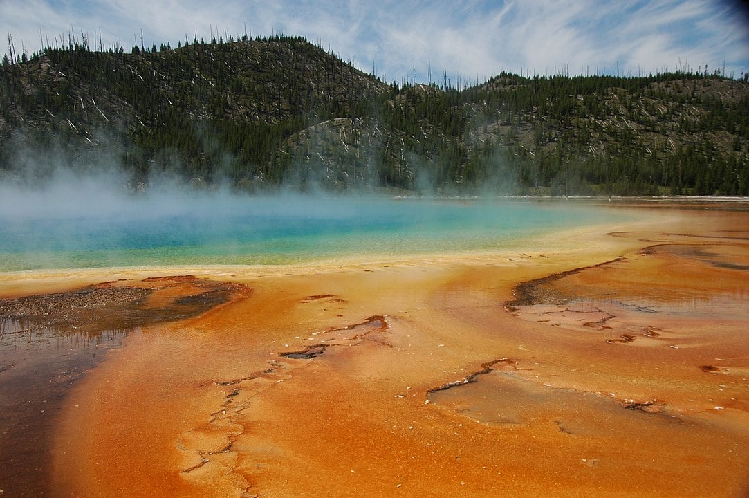 O efeito é provocado pela água transparente sobre pedras coloridas 