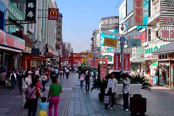 Capital da provincia de Liaoning, no nordeste chinês, Shenyang é caracterizada pela forte presença de indústrias e já sofreu em diversos períodos com as ondas de poluição que tornaram o país uma referência negativa no tema. 

