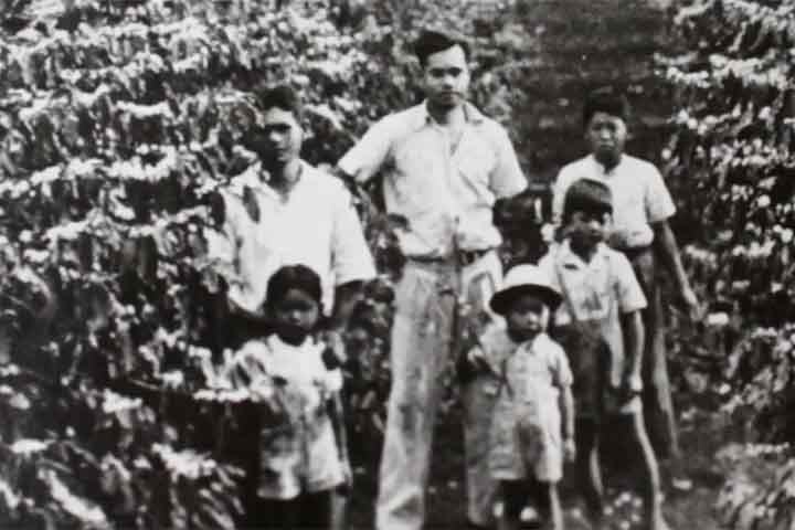 O fim do Xogunato Tokugawa deu espaço para um intenso projeto de modernização e abertura para o exterior durante a era Meiji. Apesar da reforma agrária, a mecanização da agricultura desempregou milhares de camponeses, que passaram a ser cobrados em dinheiro, enquanto antes eram cobrados em espécie.